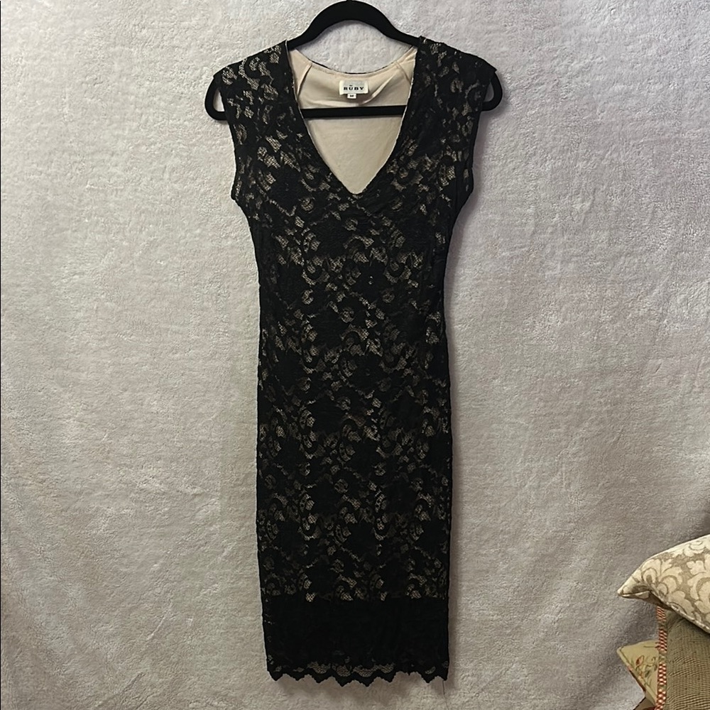 Elegant Black and Cream V-Neck Sheath Midi Dress